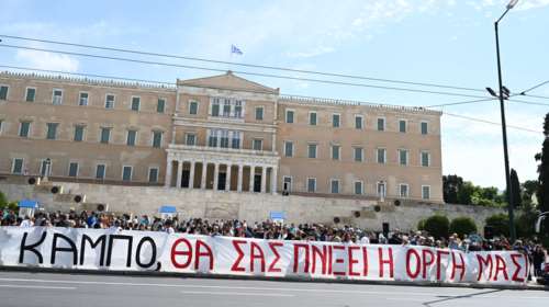 &quot;Πνίξατε τον κάμπο, θα σας πνίξει η οργή μας&quot;: Συγκέντρωση διαμαρτυρίας στο Σύνταγμα από συγγενείς πλημμυροπαθών