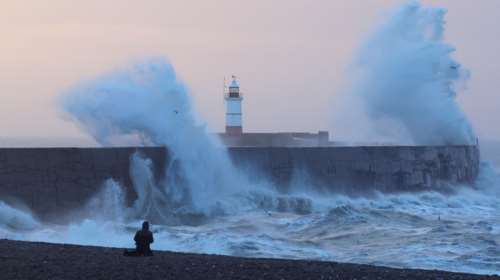 Σαρώνει τη Βρετανία η καταιγίδα Ίσα - Καταστροφές, διακοπές ρεύματος και άνεμοι με 144 χλμ/ώρα [εικόνες]