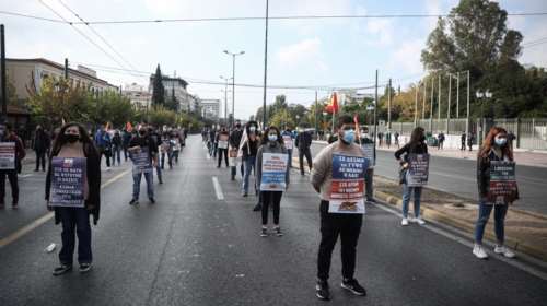Πολυτεχνείο: Ο &quot;κόκκινος λαός&quot; του ΚΚΕ με στρατιωτική πειθαρχία έξω από την αμερικανική πρεσβεία [εικόνες]