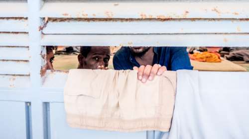 &quot;Καζάνι που βράζει&quot; η Κρήτη: Νέες αφίξεις μεταναστών μέσα σε λίγες ώρες - Ασφυκτικό και επικίνδυνο το περιβάλλον που ζουν