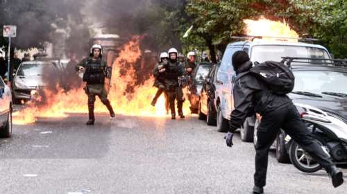 Επεισόδια στα Σεπόλια: Μολότοφ και χημικά σε συγκέντρωση - Έσπασαν το αυτοκίνητο του Μίχου [Εικόνες]