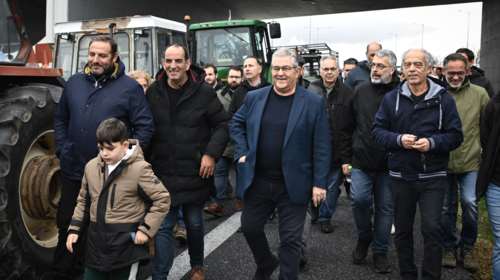 Ο Κουτσούμπας στο μπλόκο της Νίκαιας: &quot;Βαστάτε γερά - Στηρίζουμε τον δίκαιο αγώνα των αγροτών&quot; [εικόνες]