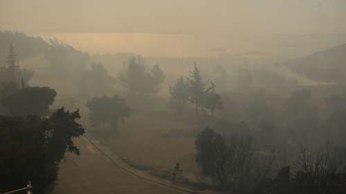 Φωτιές σε Αττική, Κορινθία και Βοιωτία: Σταδιακή εξασθένηση των ανέμων, σύμφωνα με το meteo