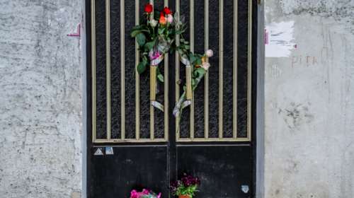 Πάτρα: Λουλούδια στην πόρτα του σπιτιού της Ρούλας Πισπιρίγκου - Για τα τρία νεκρά κοριτσάκια [Εικόνες - Βίντεο]