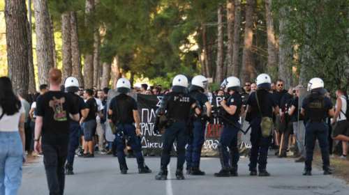 Λάρισα: Ένταση και χημικά έξω από την Περιφέρεια Θεσσαλίας κατά την άφιξη του Μητσοτάκη - Τραυματίες 6 αστυνομικοί