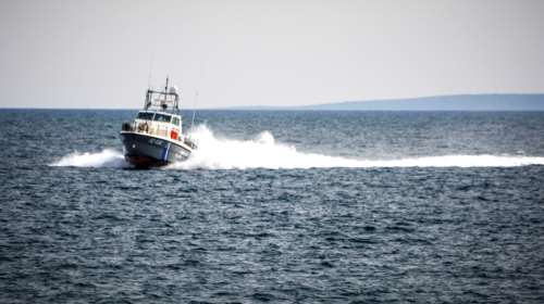 Χαλκιδική: Θρίλερ με 13χρονη σε φουσκωτό κανό που κινδύνευσε - Την περισυνέλεξε σκάφος του Λιμενικού