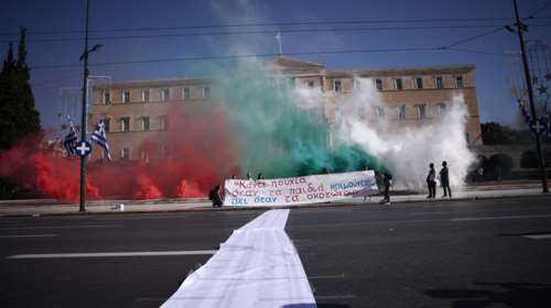 Πανεκπαιδευτικό συλλαλητήριο στην Αθήνα - Καπνογόνα στα χρώματα της Παλαιστίνης έξω από τη Βουλή [εικόνες - βίντεο]