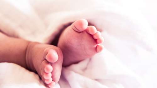 Απίστευτο περιστατικό στη Θεσσαλονίκη: Άφησαν το 4 μηνών μωρό τους στο αυτοκίνητο και πήγαν για ψώνια