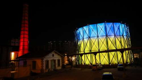 Στα χρώματα της Ουκρανίας το συντριβάνι της Ομόνοιας και η Τεχνόπολη [Εικόνες]