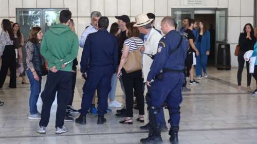 Μάτι: &quot;Αναλαμβάνω την ευθύνη της πράξης μου&quot; - Στο τμήμα ο άνδρας που πέταξε καρέκλα στο άκουσμα των ποινών