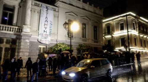 Υπό κατάληψη το Εθνικό Θέατρο από σπουδαστές δραματικών σχολών [εικόνες]