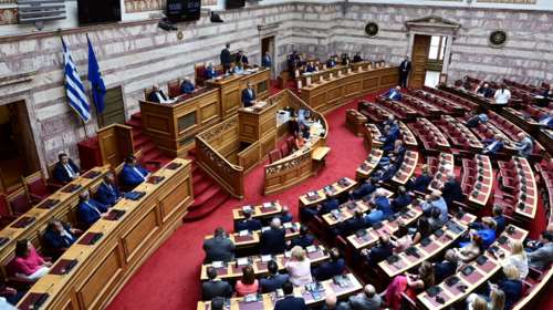 Μετά τη ΔΕΘ και... βλέπουμε η συζήτηση στη Βουλή για τις φωτιές - &quot;Ελαφρύ&quot; το καλάθι Μητσοτάκη, κίνητρα στους γιατρούς