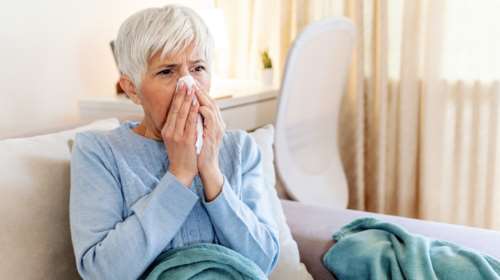 Γιατί οι άνω των 65 ετών είναι πιο ευάλωτοι στη γρίπη: Αποκαλυπτική νέα μελέτη για την άμυνα των πνευμόνων