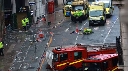 Σοκ στο Λίβερπουλ μετά την επίθεση με αυτοκίνητο σε πλήθος: Σχεδόν 50 τραυματίες, ένα παιδί σε σοβαρή κατάσταση [βίντεο]