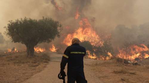 Ανεξέλεγκτη η φωτιά: Εκκενώνονται Κιάφα και Άγιος Παντελεήμονας - Συνεχείς αναζωπυρώσεις σε Μέγαρα και Μάνδρα