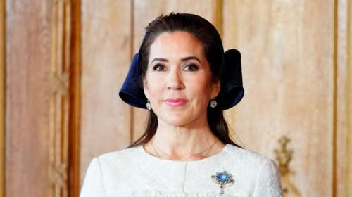 Aτύχημα για τη βασίλισσα Μαίρη της Δανίας: Οδηγός σκούτερ την χτύπησε ενώ χαιρετούσε τους θαυμαστές της [βίντεο]