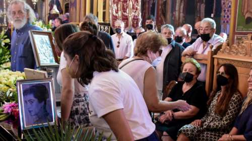 Συγκίνηση στο τελευταίο αντίο στην Ειρήνη Παπά στο Χιλιομόδι Κορινθίας