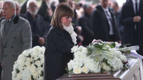 Συγκινημένη η Σακελλαροπούλου στην κηδεία του Γιάννη Μπουτάρη - Η στιγμή που κομπιάζει ενώ εκφωνεί τον επικήδειο [βίντεο]