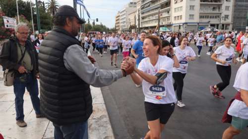 Ανησυχία για την υγεία του Πάνου Ρούτσι: Συγκλονιστικές στιγμές στο Σύνταγμα με δρομείς να τον αγκαλιάζουν [εικόνες - βίντεο]
