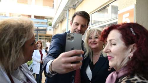 Συνάντηση &quot;κορυφής&quot; Κασσελάκη με Παγώνη στο νοσοκομείο Γιώργος Γεννηματάς- Υποδοχή με σέλφι και αγκαλιές [εικόνες]