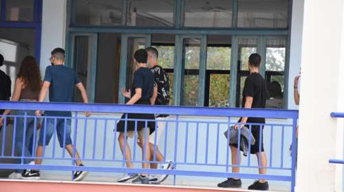 Για ένα στοίχημα των 10 ευρώ ο ναζιστικός χαιρετισμός του μαθητή στον Βόλο