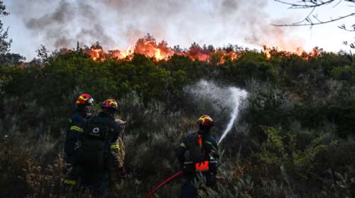 Νέα πύρινη εστία στον Μαραθώνα - Επιχειρούν τρία ελικόπτερα