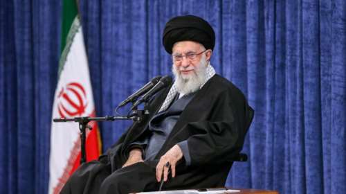 Το Ιράν δημοσίευσε φωτογραφία του Χαμενεΐ διαψεύδοντας τις φήμες για την υγεία του