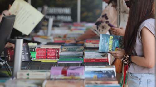 Ένταση στο Φεστιβάλ Βιβλίου στο Πεδίον του Άρεως: Ισραηλινός επιτέθηκε σε εκδότρια με αφορμή μια παλαιστινιακή σημαία