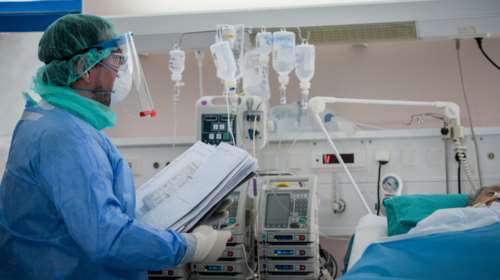 Κορονοϊός: Μεγαλώνει η λίστα του θανάτου – Πέθανε 87χρονη στο &quot;ΝΙΜΤΣ&quot; -  398 συνολικά οι νεκροί