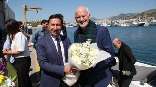 Το ζεϊμπέκικο του Γιώργου Παπανδρέου στην Αλικαρνασσό της Τουρκίας [βίντεο]
