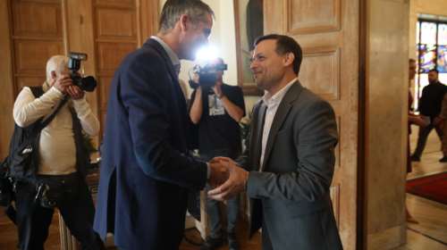 Με χαμόγελα η πρώτη συνάντηση Χάρη Δούκα - Κώστα Μπακογάννη: Η πρώτη εμφάνιση στο δημαρχείο της Αθήνας