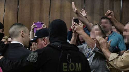 Δίκη Χρυσής Αυγής: Εικόνες ντροπής με τους οπαδούς του Κασιδιάρη να τον χαιρετούν ναζιστικά - Η οργή της Μάγδας Φύσσα