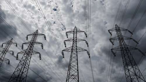 Ακριβότερη στην Ευρώπη η χονδρεμπορική τιμή του ρεύματος στην Ελλάδα - Γιατί δεν επηρεάζονται οι καταναλωτές