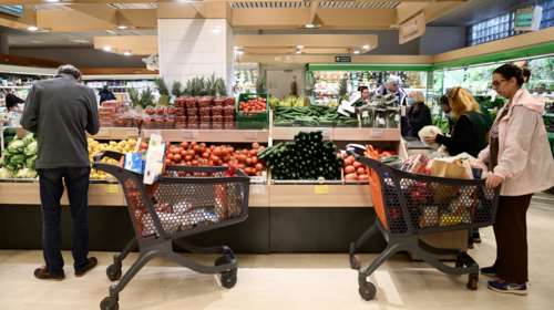 Σούπερ μάρκετ: &quot;Χτυπούν&quot; τις ανατιμήσεις με εκπτώσεις στα ράφια