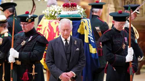 Βασίλισσα Ελισάβετ: Συγκλονιστική στιγμή στην &quot;Αγρυπνία των Πριγκίπων&quot; - Τα τέσσερα παιδιά της &quot;φρουρούν&quot; το φέρετρο [Εικόνες]