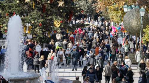 Δώρο Χριστουγέννων: Πώς υπολογίζεται, πότε θα το λάβουν οι εργαζόμενοι