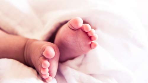 Γέννησε η πρώτη γυναίκα στην Ελλάδα μετά από μεταμόσχευση ωοθηκών