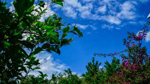 Τα δύο πρόσωπα του καιρού σήμερα: 30άρια στη μισή χώρα - Σε ποιες περιοχές θα χτυπήσουν οι καταιγίδες