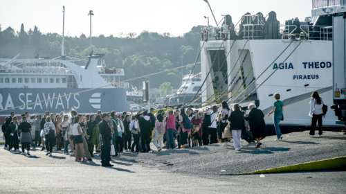 Αδειάζει η Αθήνα το τριήμερο του Αγίου Πνεύματος: Γεμάτα αναχωρούν τα πλοία από τον Πειραιά [βίντεο]