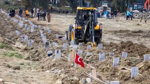 Σεισμός στην Τουρκία - Συρία: Μακάβριο θέαμα - Σε ομαδικούς τάφους θάβονται οι νεκροί, υπό τον φόβο ασθενειών [Βίντεο]