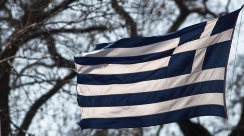 Η μεγαλύτερη ελληνική σημαία στον κόσμο υψώθηκε στη λίμνη Πλαστήρα [βίντεο]