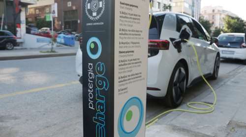 Εικοσιπέντε σταθμοί επαναφόρτισης ηλεκτρικών οχημάτων σε 15 περιοχές της Αθήνας - Πού βρίσκονται