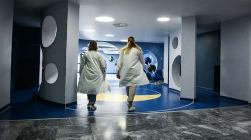 Άρτα: Διασωληνωμένος και σε καταστολή ο 14χρονος που κατέρρευσε ενώ έλεγε κάλαντα - Συγκρατημένα αισιόδοξοι οι γιατροί