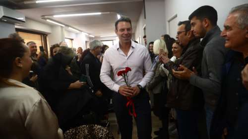Ο Κασσελάκης με κόκκινα γαρύφαλλα στα γραφεία του ΣΥΡΙΖΑ στη Θεσσαλονίκη