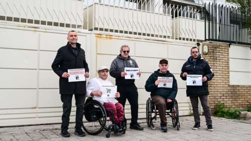 Διαμαρτυρία έξω από τον ΣΚΑΪ για την απαράδεκτη φράση του Δημήτρη Οικονόμου σχετικά με τους ανάπηρους