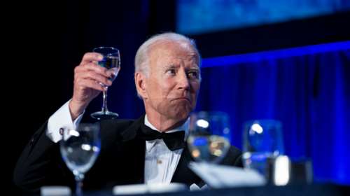 Ο Μπάιντεν τρολάρει τον εαυτό του και τους δημοσιογράφους: Οι μόνοι που έχετε χαμηλότερα ποσοστά αποδοχής από τα δικά μου