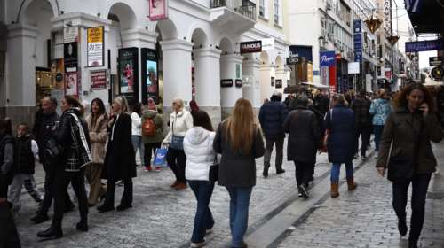 Ανοιχτά ξανά από σήμερα καταστήματα και σούπερ μάρκετ: Το εορταστικό ωράριο έως την Πρωτοχρονιά