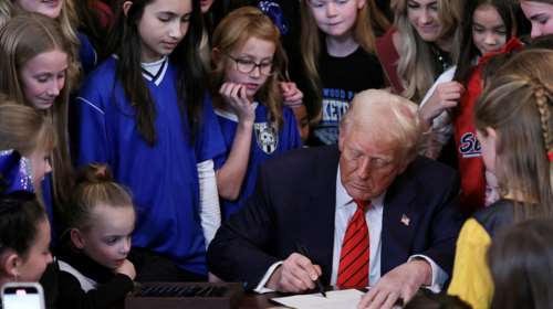 Ο Τραμπ υπέγραψε διάταγμα που απαγορεύει σε τρανς αθλήτριες να συμμετέχουν σε γυναικείες διοργανώσεις - &quot;Ήταν πια καιρός&quot;