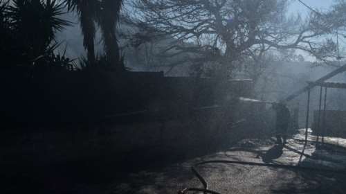 &quot;Η φωτιά μπήκε στο σπίτι μας, φύγαμε την τελευταία στιγμή&quot; - Πυρόπληκτη μιλά για τις δραματικές στιγμές στα Σπάτα