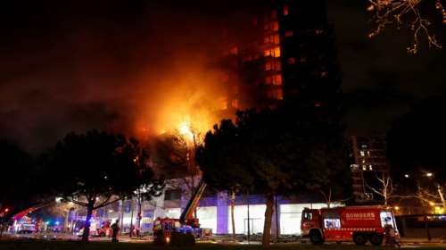 Πύρινη κόλαση στη Βαλένθια: Στις φλόγες 14ώροφο συγκρότημα κατοικιών - Τουλάχιστον 7 τραυματίες